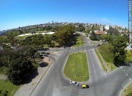 Foto aérea del cruce de las avenidas Ricaldoni, Ponce y Soca. Plaza de los Héroes de la Independencia. - Departamento de Montevideo - URUGUAY. Foto No. 60933