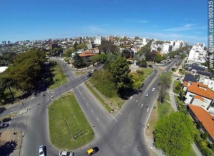 Foto aérea del cruce de las avenidas Ricaldoni, Ponce y Soca. Plaza de los Héroes de la Independencia. - Departamento de Montevideo - URUGUAY. Foto No. 60935