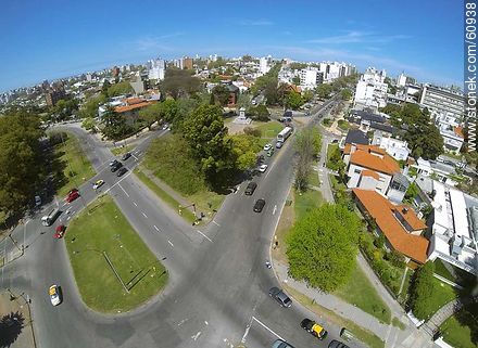 Foto aérea del cruce de las avenidas Ricaldoni, Ponce y Soca. Plaza de los Héroes de la Independencia. - Departamento de Montevideo - URUGUAY. Foto No. 60938