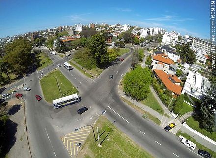 Foto aérea del cruce de las avenidas Ricaldoni, Ponce y Soca. Plaza de los Héroes de la Independencia. - Departamento de Montevideo - URUGUAY. Foto No. 60939