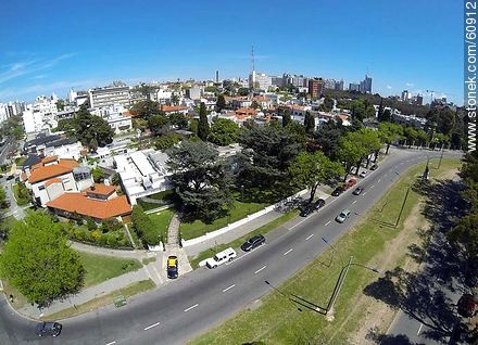 Foto aérea de automóviles circulando por la Avenida Ricaldoni - Departamento de Montevideo - URUGUAY. Foto No. 60912