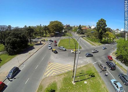 Foto aérea del cruce de las avenidas Ricaldoni, Ponce y Soca. Plaza de los Héroes de la Independencia. - Departamento de Montevideo - URUGUAY. Foto No. 60934