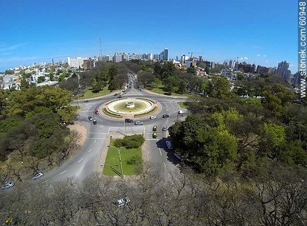 Foto aérea de la fuente de la Avenida Ricaldoni y Dr. Luis Morquio - Departamento de Montevideo - URUGUAY. Foto No. 60948