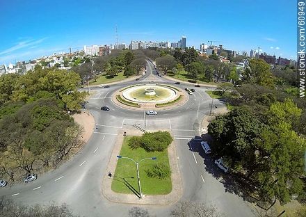 Foto aérea de la fuente de la Avenida Ricaldoni y Dr. Luis Morquio - Departamento de Montevideo - URUGUAY. Foto No. 60949