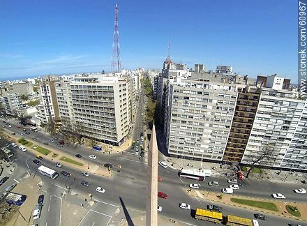 Foto aérea del Obelisco a los Constituyentes de 1830. Bulevar Artigas, Avenidas 18 de Julio y Dr. Luis Morquio - Departamento de Montevideo - URUGUAY. Foto No. 60967