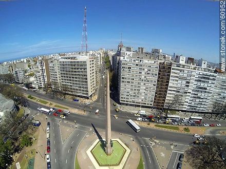 Foto aérea del Obelisco a los Constituyentes de 1830. Bulevar Artigas, Avenidas 18 de Julio y Dr. Luis Morquio. Antena del canal 4 - Departamento de Montevideo - URUGUAY. Foto No. 60952