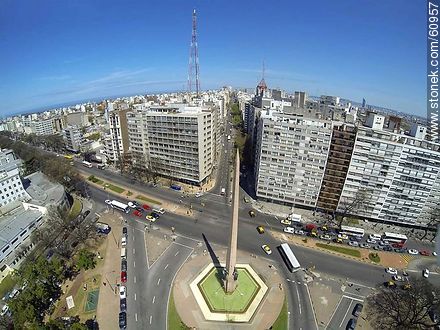 Foto aérea del Obelisco a los Constituyentes de 1830. Bulevar Artigas, Avenidas 18 de Julio y Dr. Luis Morquio. Antena del canal 4 - Departamento de Montevideo - URUGUAY. Foto No. 60957