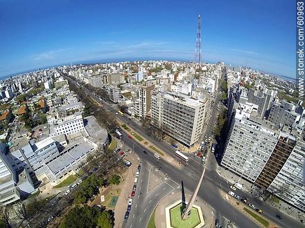 Foto aérea del Obelisco a los Constituyentes de 1830. Bulevar Artigas, Avenidas 18 de Julio y Dr. Luis Morquio - Departamento de Montevideo - URUGUAY. Foto No. 60963