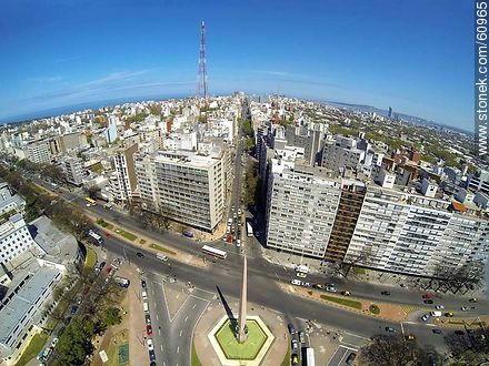 Foto aérea del Obelisco a los Constituyentes de 1830. Bulevar Artigas, Avenidas 18 de Julio y Dr. Luis Morquio - Departamento de Montevideo - URUGUAY. Foto No. 60965