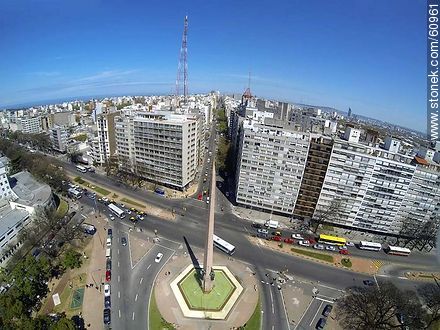 Foto aérea del Obelisco a los Constituyentes de 1830. Bulevar Artigas, Avenidas 18 de Julio y Dr. Luis Morquio - Departamento de Montevideo - URUGUAY. Foto No. 60961