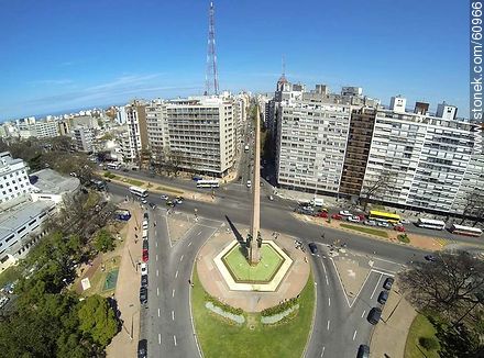 Foto aérea del Obelisco a los Constituyentes de 1830. Bulevar Artigas, Avenidas 18 de Julio y Dr. Luis Morquio - Departamento de Montevideo - URUGUAY. Foto No. 60966