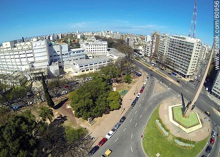 Foto aérea del Obelisco a los Constituyentes de 1830. Bulevar Artigas, Avenidas 18 de Julio y Dr. Luis Morquio - Departamento de Montevideo - URUGUAY. Foto No. 60956