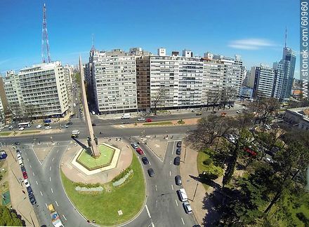 Foto aérea del Obelisco a los Constituyentes de 1830. Bulevar Artigas, Avenidas 18 de Julio y Dr. Luis Morquio - Departamento de Montevideo - URUGUAY. Foto No. 60960