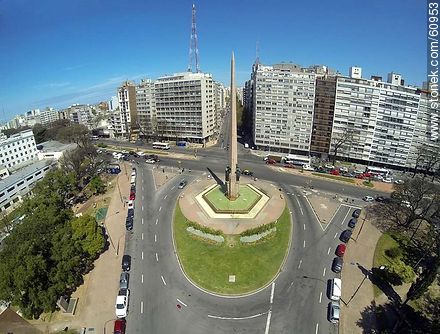 Foto aérea del Obelisco a los Constituyentes de 1830. Bulevar Artigas, Avenidas 18 de Julio y Dr. Luis Morquio - Departamento de Montevideo - URUGUAY. Foto No. 60953