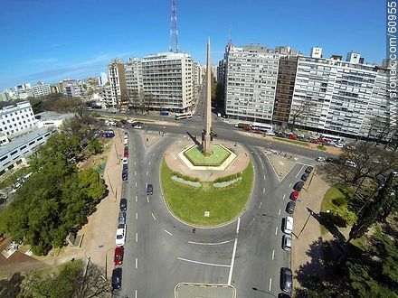 Foto aérea del Obelisco a los Constituyentes de 1830. Bulevar Artigas, Avenidas 18 de Julio y Dr. Luis Morquio - Departamento de Montevideo - URUGUAY. Foto No. 60955