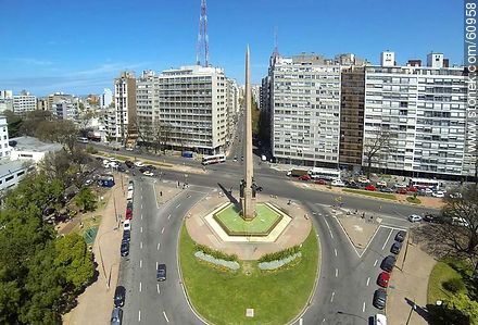 Foto aérea del Obelisco a los Constituyentes de 1830. Bulevar Artigas, Avenidas 18 de Julio y Dr. Luis Morquio - Departamento de Montevideo - URUGUAY. Foto No. 60958
