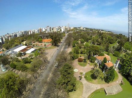 Avenida Herrera y Reissig. Castillo donde funciona una biblioteca infantil. - Departamento de Montevideo - URUGUAY. Foto No. 61012