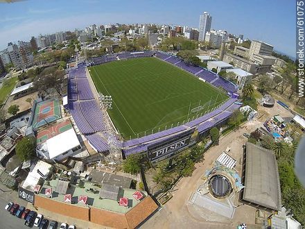Foto aérea del estadio Luis Franzini del Defensor-Sporting Club. Restaurante Rodelú. Rock and Samba - Departamento de Montevideo - URUGUAY. Foto No. 61075