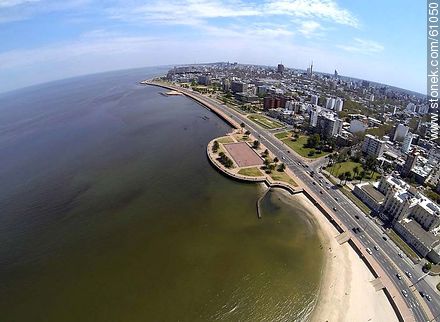 Vista aérea de la Playa Ramírez y la rambla República Argentina. Pista de Patinaje - Departamento de Montevideo - URUGUAY. Foto No. 61050