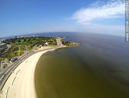 Vista aérea de la Playa Ramírez y la rambla Presidente Wilson - Departamento de Montevideo - URUGUAY. Foto No. 61042