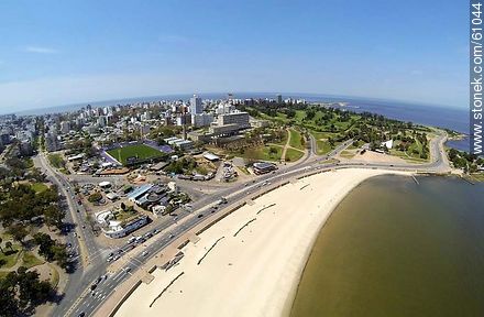 Vista aérea de la Playa Ramírez y la rambla Presidente Wilson. Parque Rodó y Club de Golf - Departamento de Montevideo - URUGUAY. Foto No. 61044
