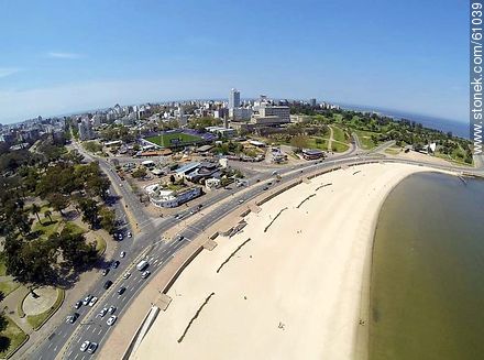 Vista aérea de la Playa Ramírez y la rambla Presidente Wilson. Parque Rodó y Club de Golf - Departamento de Montevideo - URUGUAY. Foto No. 61039