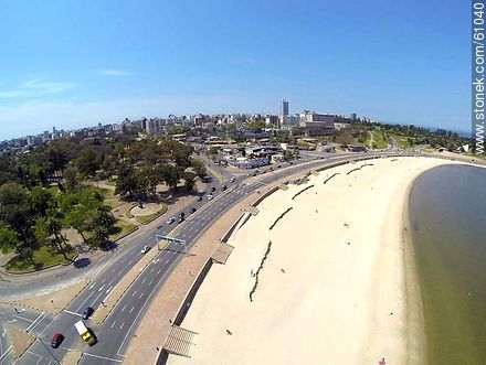 Vista aérea de la Playa Ramírez y la rambla Presidente Wilson - Departamento de Montevideo - URUGUAY. Foto No. 61040