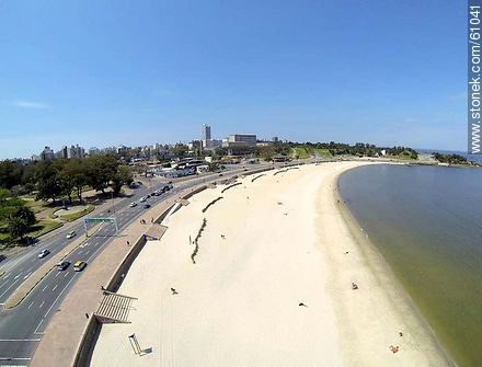 Vista aérea de la Playa Ramírez y la rambla Presidente Wilson - Departamento de Montevideo - URUGUAY. Foto No. 61041