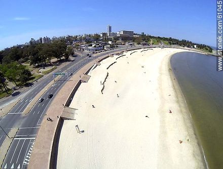Vista aérea de la Playa Ramírez y la rambla Presidente Wilson - Departamento de Montevideo - URUGUAY. Foto No. 61045