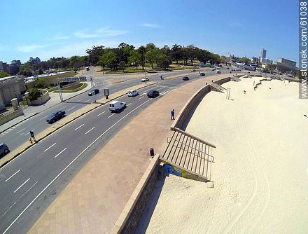 Vista aérea de la Playa Ramírez y la rambla Presidente Wilson - Departamento de Montevideo - URUGUAY. Foto No. 61038