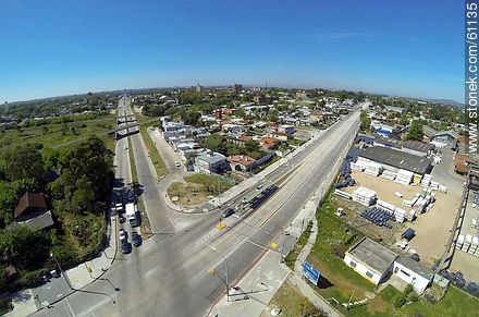Vista aérea del cruce de la Avenida Eugenio Garzón con el Bulevar Batlle y Ordóñez - Departamento de Montevideo - URUGUAY. Foto No. 61135