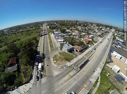 Vista aérea del cruce de la Avenida Eugenio Garzón con el Bulevar Batlle y Ordóñez - Departamento de Montevideo - URUGUAY. Foto No. 61126