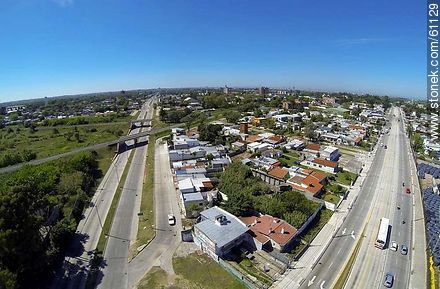 Vista aérea del cruce de la Avenida Eugenio Garzón con el Bulevar Batlle y Ordóñez - Departamento de Montevideo - URUGUAY. Foto No. 61129