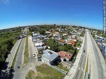 Vista aérea del cruce de la Avenida Eugenio Garzón con el Bulevar Batlle y Ordóñez - Departamento de Montevideo - URUGUAY. Foto No. 61125