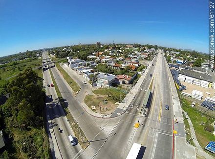 Vista aérea del cruce de la Avenida Eugenio Garzón con el Bulevar Batlle y Ordóñez - Departamento de Montevideo - URUGUAY. Foto No. 61127