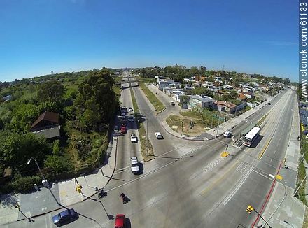 Vista aérea del cruce de la Avenida Eugenio Garzón con el Bulevar Batlle y Ordóñez - Departamento de Montevideo - URUGUAY. Foto No. 61133