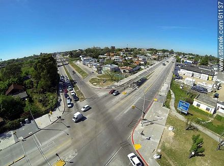 Vista aérea del cruce de la Avenida Eugenio Garzón con el Bulevar Batlle y Ordóñez - Departamento de Montevideo - URUGUAY. Foto No. 61137