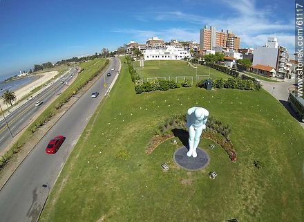 Foto aérea de Greeting Man, El Hombre que Saluda. St. George's School - Departamento de Montevideo - URUGUAY. Foto No. 61117
