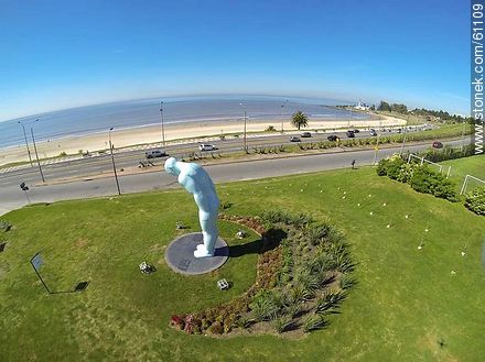 Foto aérea de Greeting Man, El Hombre que Saluda - Departamento de Montevideo - URUGUAY. Foto No. 61109