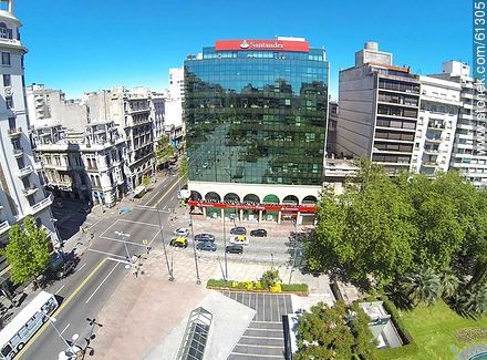 Aerial photo of Avenida 18 de Julio and Julio Herrera y Obes St. - Department of Montevideo - URUGUAY. Foto No. 61305