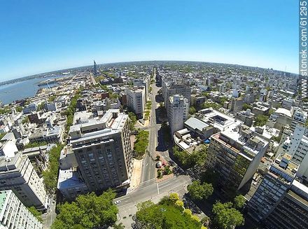 Foto aérea de la esquina de la calle Colonia y la Av. del Libertador - Departamento de Montevideo - URUGUAY. Foto No. 61295