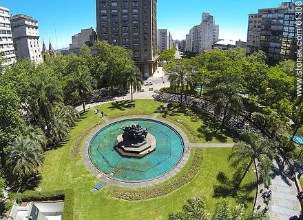 Foto aérea de la Plaza Fabini. Monumento al Entrevero - Departamento de Montevideo - URUGUAY. Foto No. 61306