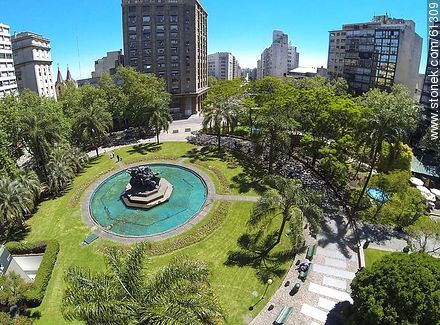 Foto aérea de la Plaza Fabini. Monumento al Entrevero - Departamento de Montevideo - URUGUAY. Foto No. 61309