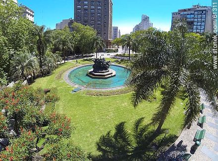 Foto aérea de la Plaza Fabini. Monumento al Entrevero - Departamento de Montevideo - URUGUAY. Foto No. 61311