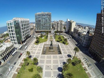 Vista aérea de un sector de Plaza Independencia. Torre Ejecutiva. Edificio Ciudadela - Departamento de Montevideo - URUGUAY. Foto No. 61272