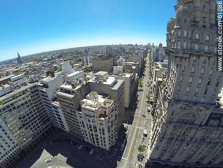 Foto aérea del Palacio Salvo y la avenida 18 de Julio - Departamento de Montevideo - URUGUAY. Foto No. 61288