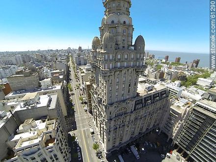 Aerial photo of Palacio Salvo and 18 de Julio Avenue - Department of Montevideo - URUGUAY. Foto No. 61290