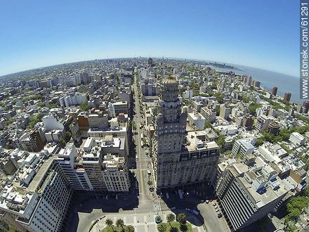 Foto aérea del Palacio Salvo y la avenida 18 de Julio - Departamento de Montevideo - URUGUAY. Foto No. 61291