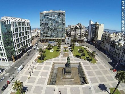 Aerial view of a section of Plaza Independencia. Torre Ejecutiva. Edificio Ciudadela - Department of Montevideo - URUGUAY. Foto No. 61274