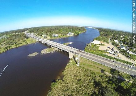 Foto aérea del puente de la ruta Interbalnearia sobre el arroyo Pando. El Pinar, Neptunia y Pinamar - Departamento de Canelones - URUGUAY. Foto No. 61347